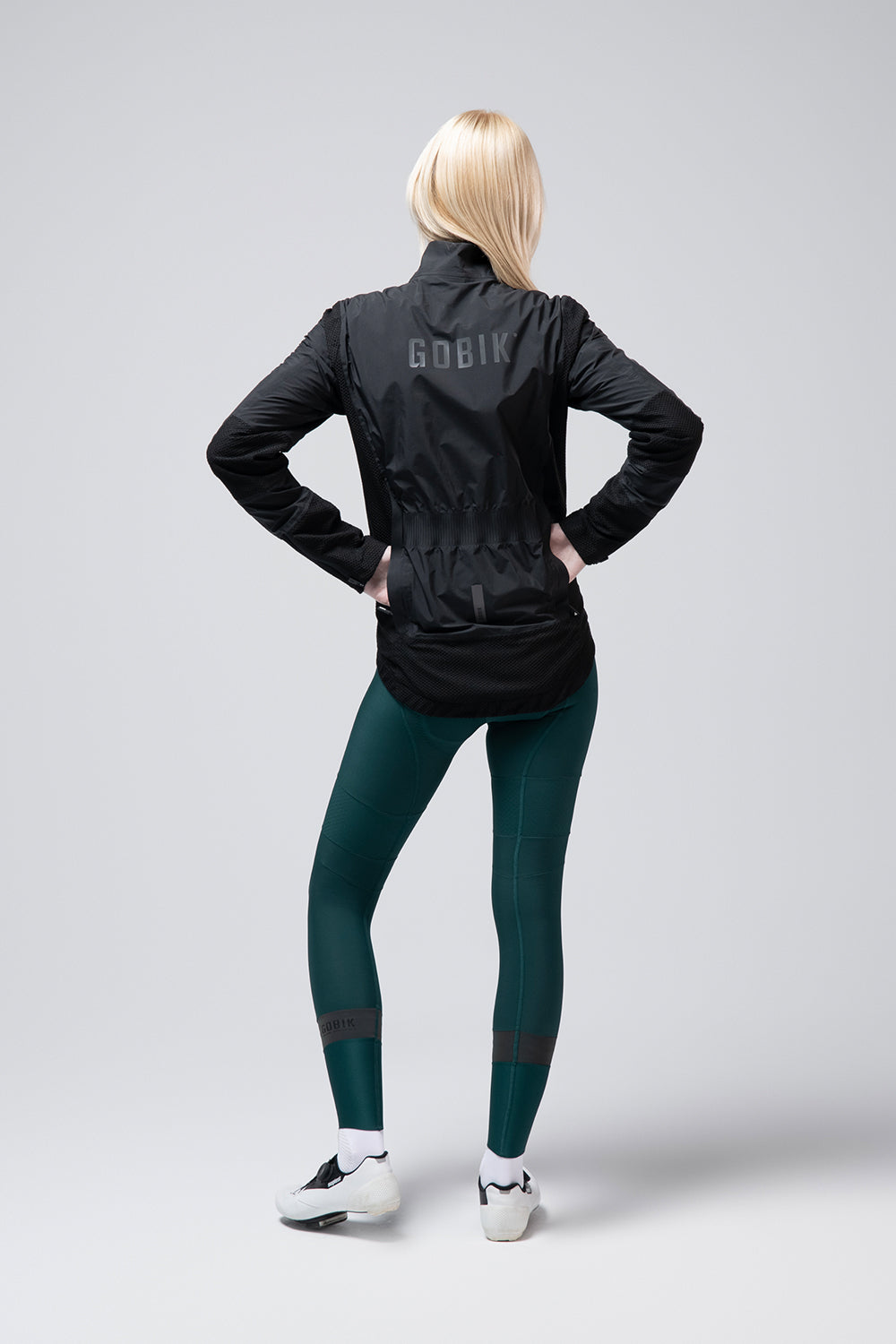 Chaqueta Gobik Superarmour en Royal Black, vista trasera de cuerpo entero sobre modelo #Color_Royal Black