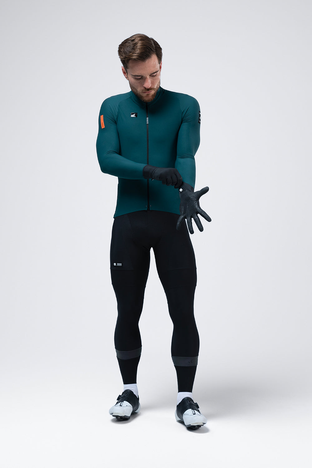 Guantes Gobik Finder 2.0 en True Black, ciclista de cuerpo entero con maillot verde y los guantes puestos #Color_True Black