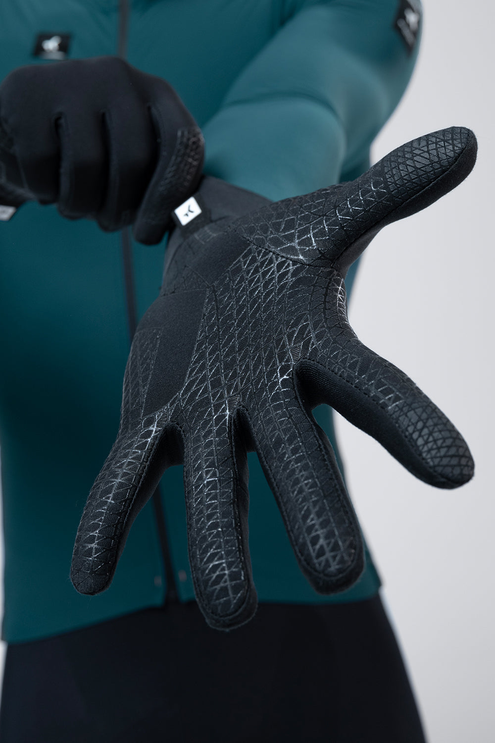 Guantes Gobik Finder 2.0 en True Black, palma abierta del guante con las impresiones de silicona a la vista #Color_True Black