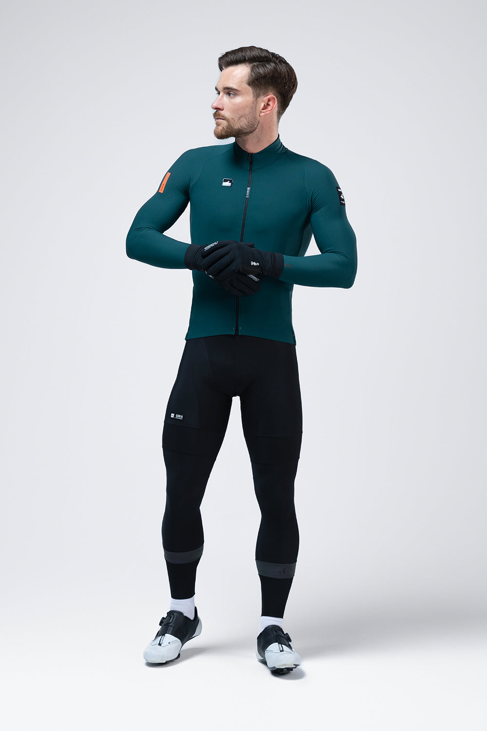 Guantes Gobik Bora 2.0 en True Black, ciclista de cuerpo entero con maillot verde y los guantes puestos #Color_True Black