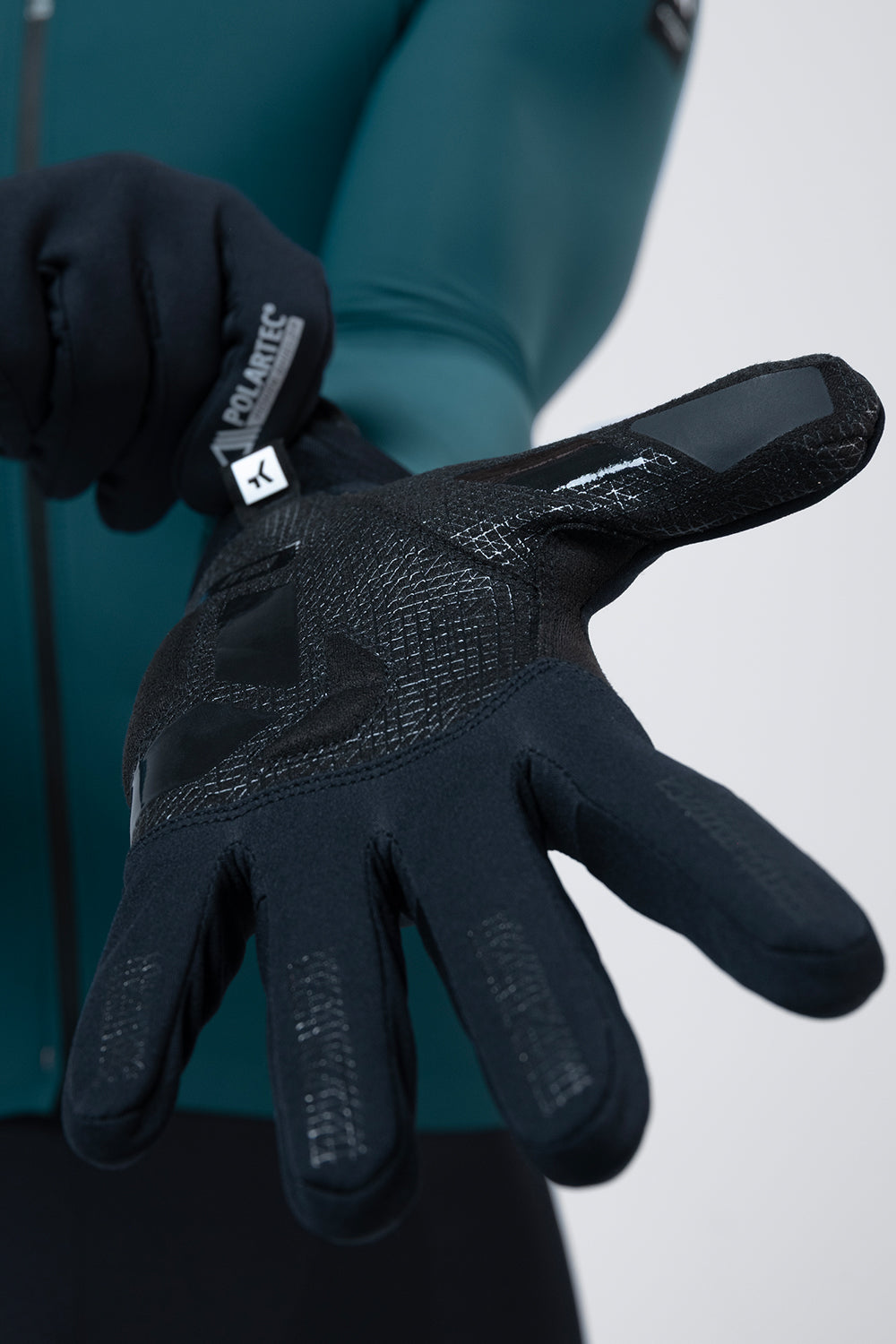 Guantes Gobik Bora 2.0 en True Black, palma abierta del guante con el grip de silicona a la vista #Color_True Black