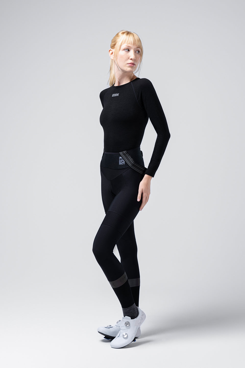Camiseta Interior Manga Larga Mujer Gobik Winter Merino en Coal, modelo de cuerpo entero con la camiseta interior de manga larga negra y culotte largo #Color_Coal