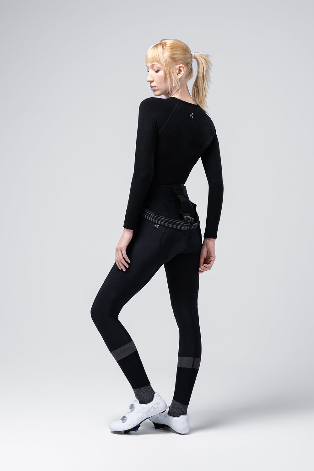 Camiseta Interior Manga Larga Mujer Gobik Winter Merino en Coal, vista trasera de tres cuartos de la modelo #Color_Coal