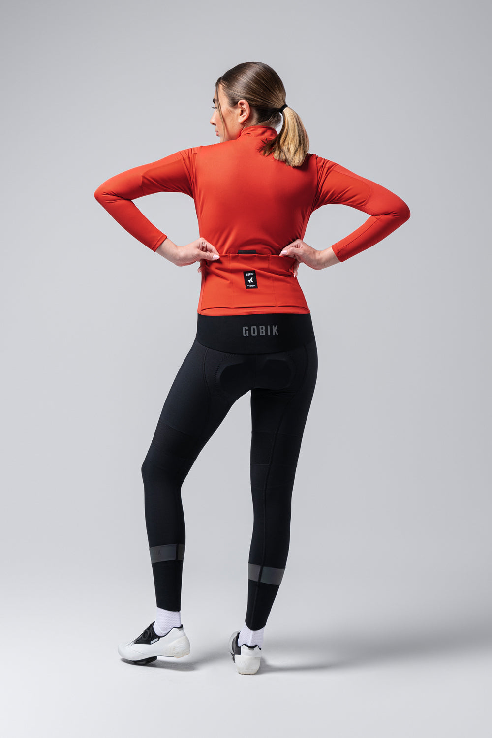 Chaqueta Mujer Gobik Envy 2.0 en Flame, vista trasera de cuerpo entero sobre modelo #Color_Flame