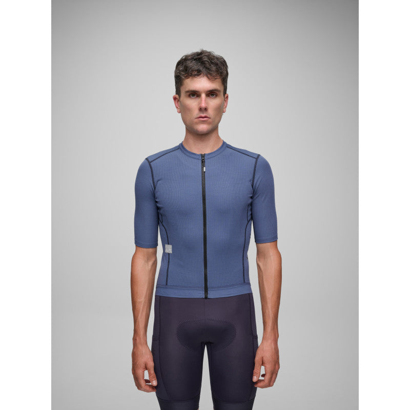 Maillot Corto Maap Alt Road Jersey 2.0 en Bijou Blue, modelo, vista frontal #Color_Bijou Blue