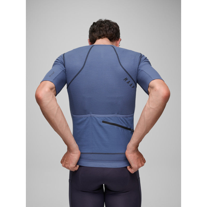 Maillot Corto Maap Alt Road Jersey 2.0 en Bijou Blue, modelo, vista trasera #Color_Bijou Blue