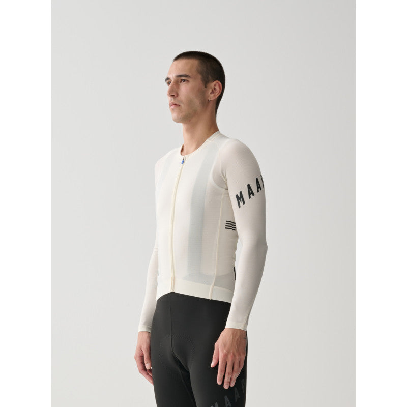 Maillot Largo Maap Aeon en Chalk, modelo, vista lateral #Color_Chalk