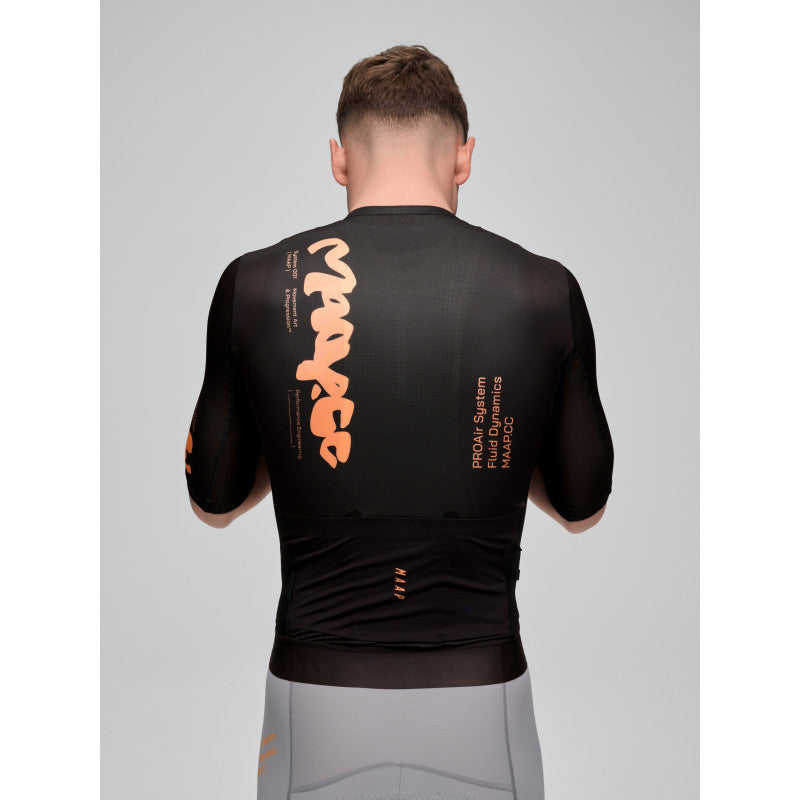 Maillot Corto Maap Strata Pro Air Jersey 3.0 en Choc, modelo, vista trasera #Color_Choc