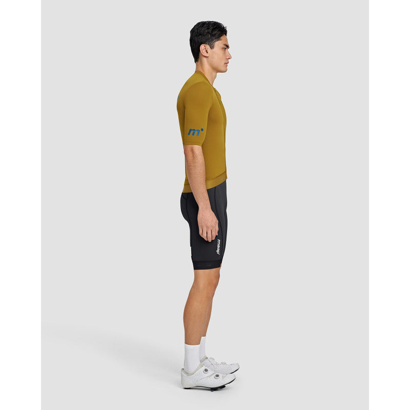 Maillot Corto Maap Training Jersey en Oliva, modelo, vista lateral #Color_Oliva