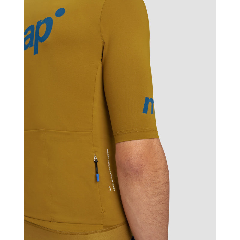 Maillot Corto Maap Training Jersey en Oliva, detalle del producto #Color_Oliva