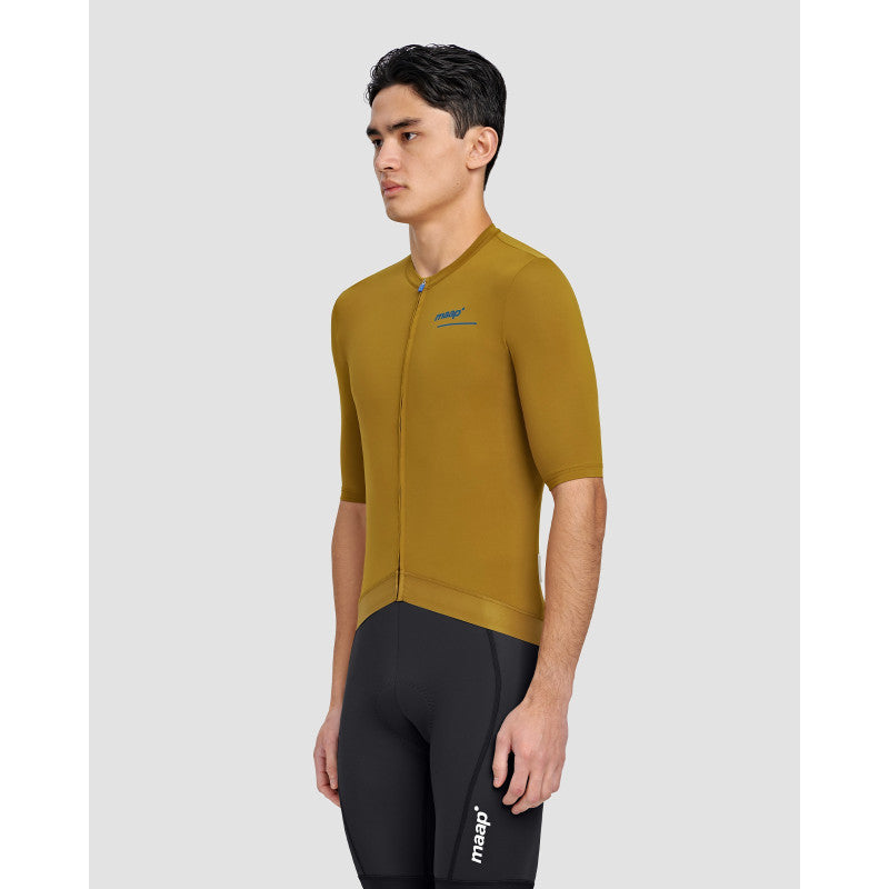 Maillot Corto Maap Training Jersey en Oliva, modelo, vista frontal #Color_Oliva