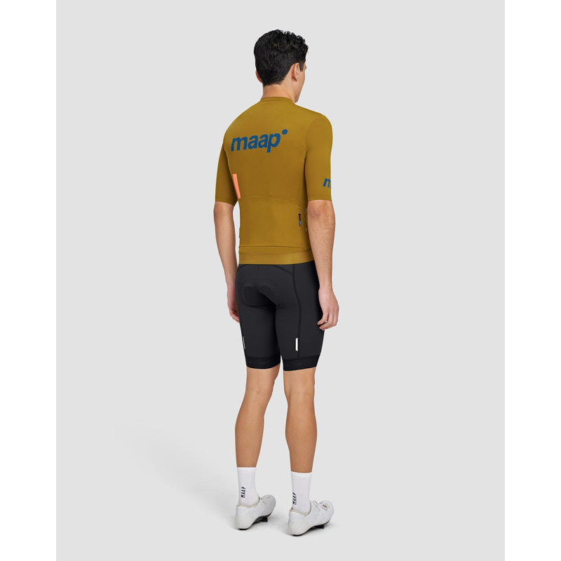 Maillot Corto Maap Training Jersey en Oliva, modelo, vista trasera #Color_Oliva