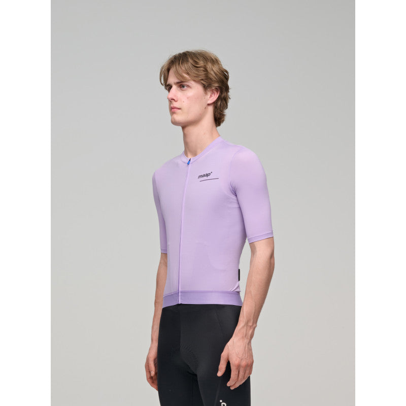 Maillot Corto Maap Training Jersey en Lavender, modelo, vista frontal #Color_Lavender
