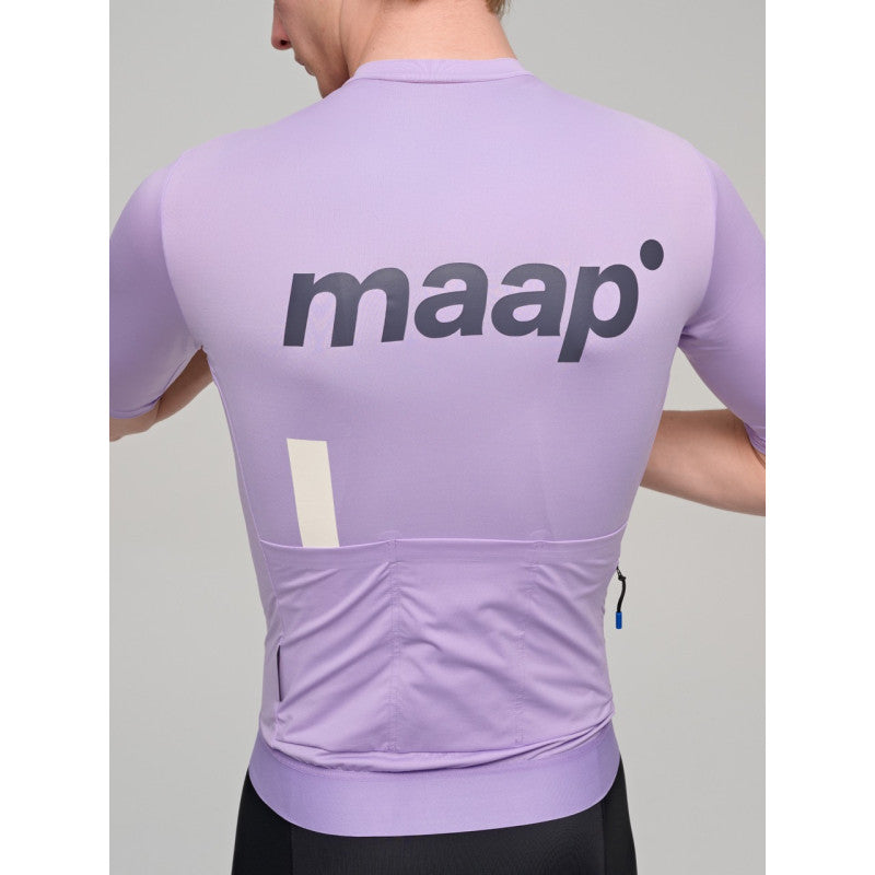Maillot Corto Maap Training Jersey en Lavender, modelo, vista trasera #Color_Lavender
