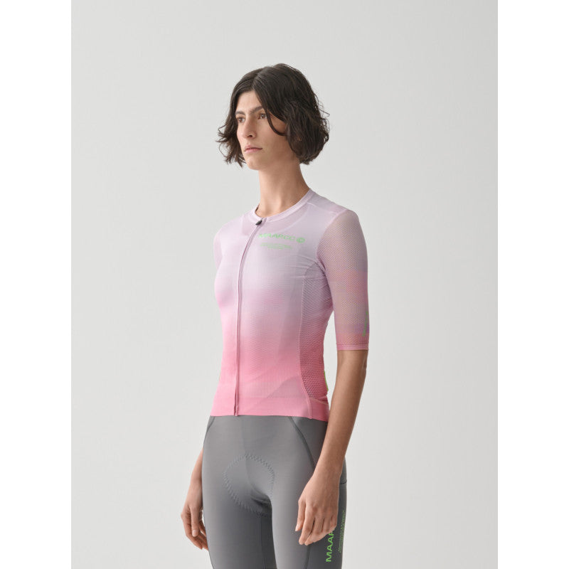 Maillot Corto Mujer Maap Blur Pro Air Jersey 3.0 en Rosa, modelo, vista frontal #Color_Rosa