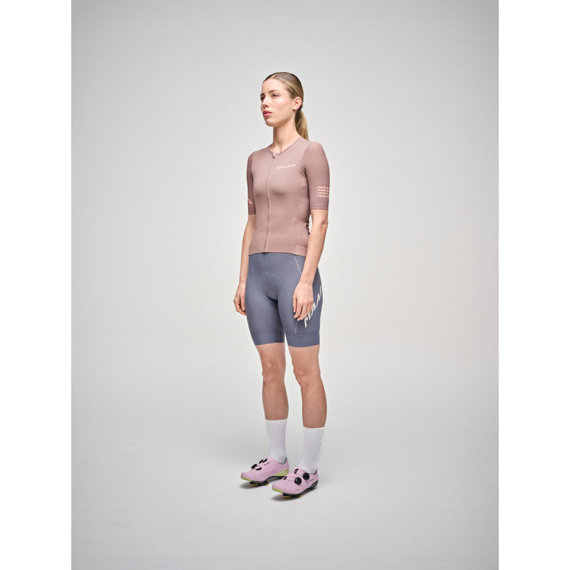 Maillot Corto Mujer Maap Emerge Jersey en Antler, modelo, vista frontal #Color_Antler