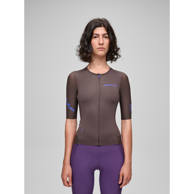Maillot Corto Mujer Maap Emerge Jersey en Brown Umber, modelo, vista frontal #Color_Brown Umber