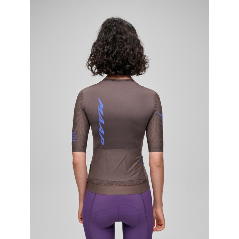 Maillot Corto Mujer Maap Emerge Jersey en Brown Umber, modelo, vista trasera #Color_Brown Umber