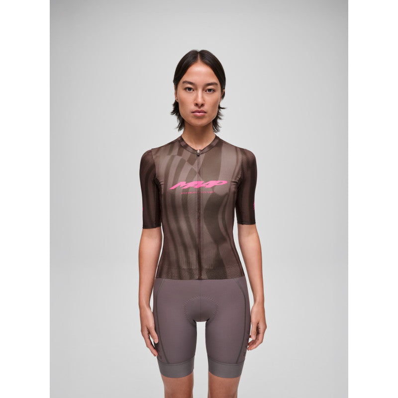 Maillot Corto Mujer Maap Halo Pro Air Jersey 3.0 en Halo Sepia Mix, modelo, vista frontal #Color_Halo Sepia Mix