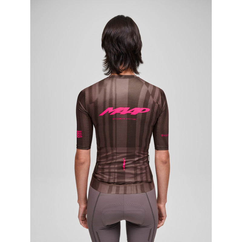 Maillot Corto Mujer Maap Halo Pro Air Jersey 3.0 en Halo Sepia Mix, modelo, vista trasera #Color_Halo Sepia Mix