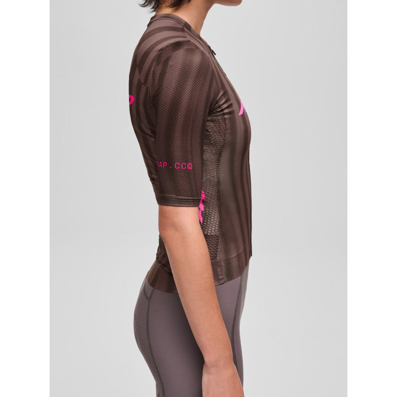 Maillot Corto Mujer Maap Halo Pro Air Jersey 3.0 en Halo Sepia Mix, modelo, vista lateral, detalle #Color_Halo Sepia Mix