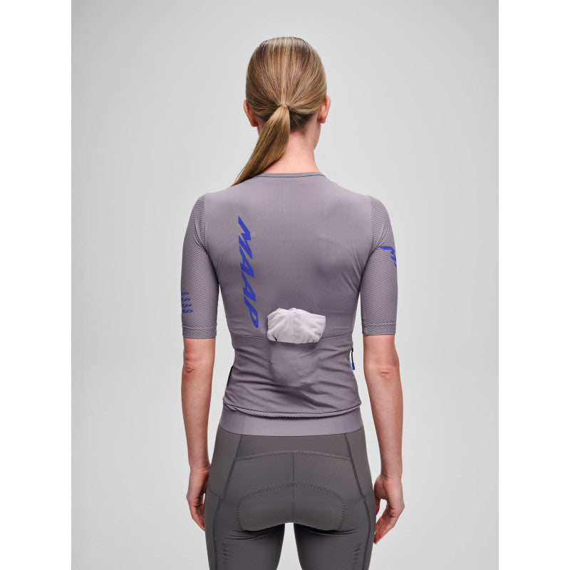 Maillot Corto Mujer Maap Pro Emerge Jersey en Antracita, modelo, vista trasera #Color_Antracita