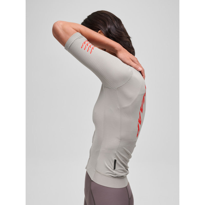 Maillot Corto Mujer Maap Pro Emerge Jersey en Crater, modelo, vista lateral, detalle #Color_Crater