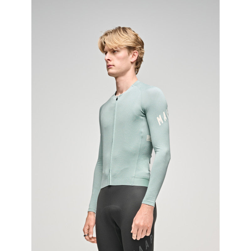 Maillot Largo Maap Aeon LS Jersey en Slate, modelo, vista frontal #Color_Slate