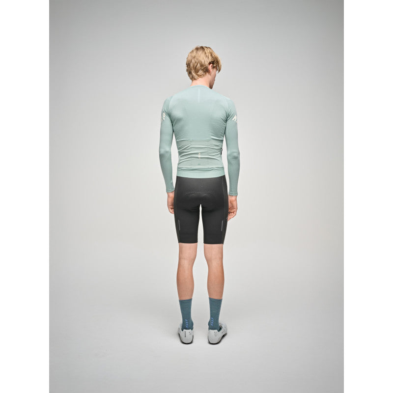 Maillot Largo Maap Aeon LS Jersey en Slate, modelo, vista trasera o lateral #Color_Slate