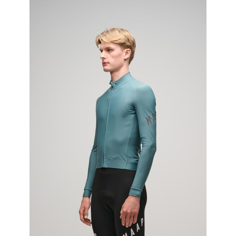Maillot Largo Maap Aeon Thermal LS Jersey en Atlantic, modelo, vista frontal #Color_Atlantic