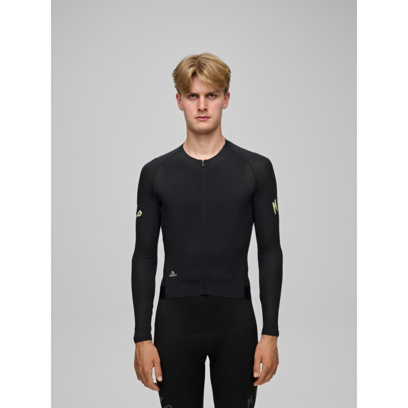 Maillot Largo Maap Apex Aeon LS Jersey en Negro, modelo, vista frontal #Color_Negro