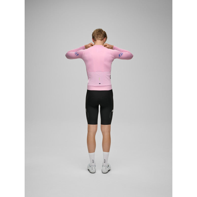 Maillot Largo Maap Apex Aeon LS Jersey en Musk, modelo, vista trasera o lateral #Color_Musk