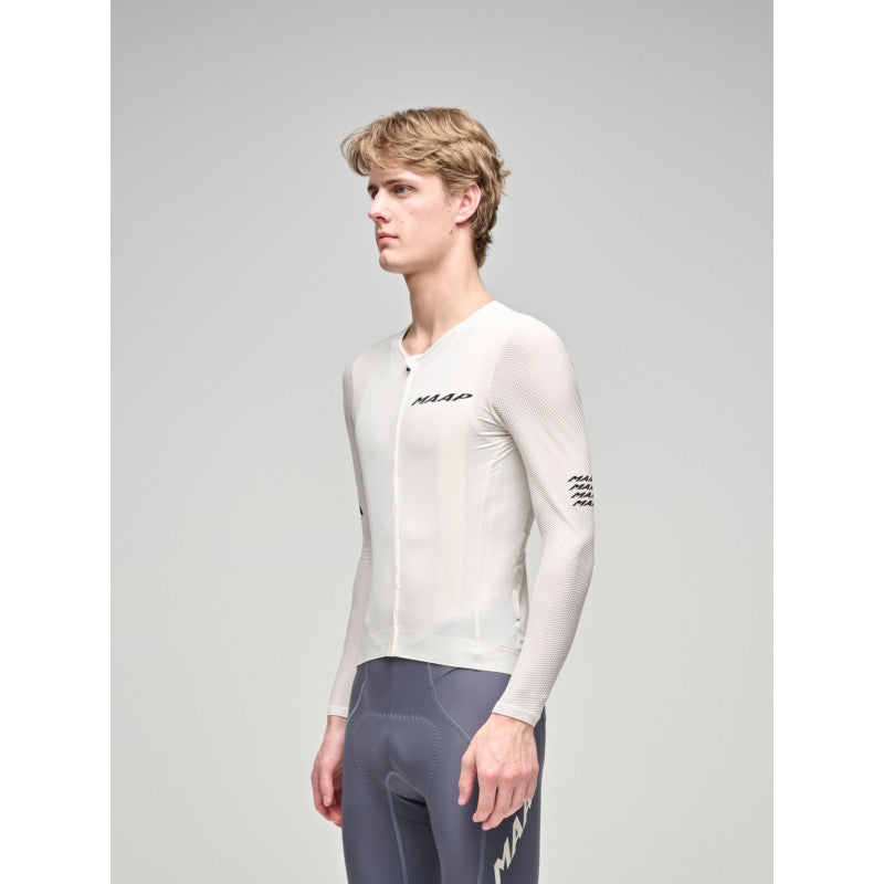 Maillot Largo Maap Emerge LS Jersey en Vapour, modelo, vista frontal #Color_Vapour