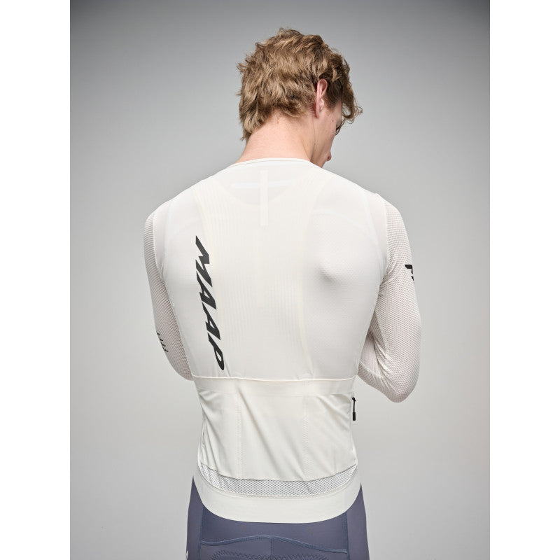 Maillot Largo Maap Emerge LS Jersey en Vapour, modelo, vista trasera o lateral #Color_Vapour