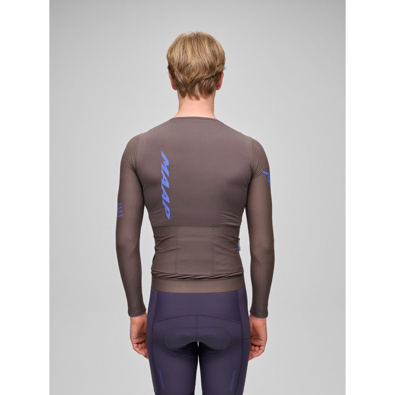 Maillot Largo Maap Emerge LS Jersey en Brown Umber, modelo, vista trasera o lateral #Color_Brown Umber