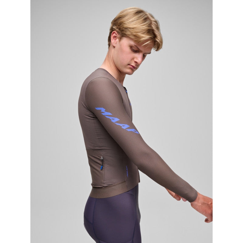 Maillot Largo Maap Emerge LS Jersey en Brown Umber, modelo, vista trasera o lateral #Color_Brown Umber