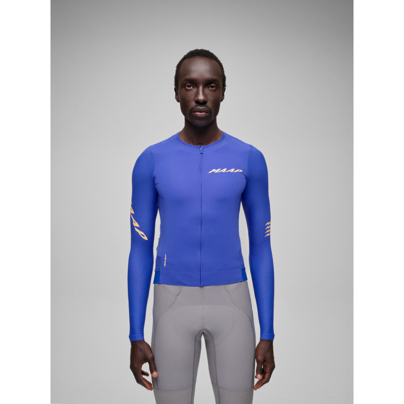 Maillot Largo Maap Emerge LS Jersey en Amparo Blue, modelo, vista frontal #Color_Amparo Blue