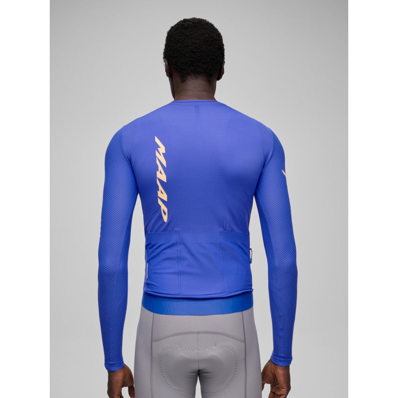Maillot Largo Maap Emerge LS Jersey en Amparo Blue, modelo, vista trasera o lateral #Color_Amparo Blue