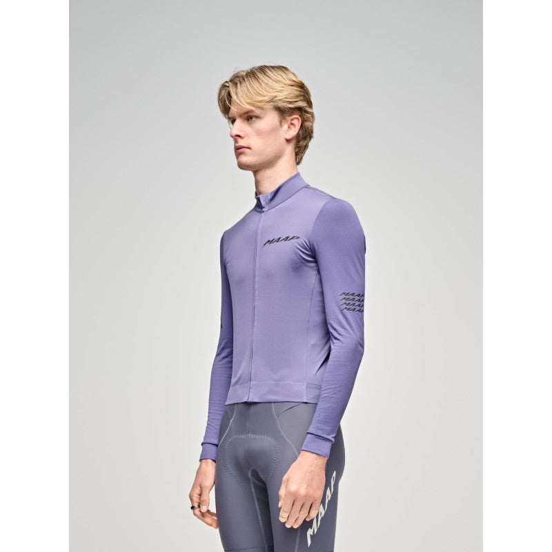 Maillot Largo Maap Emerge Thermal LS Jersey en Heron, modelo, vista frontal #Color_Heron