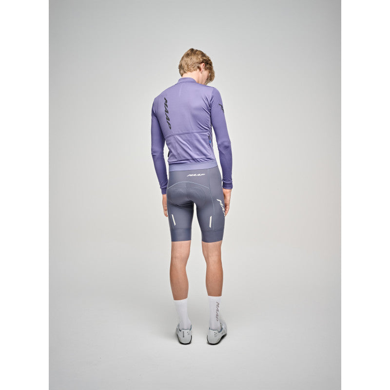 Maillot Largo Maap Emerge Thermal LS Jersey en Heron, modelo, vista trasera o lateral #Color_Heron