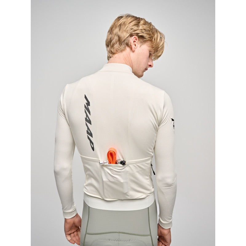 Maillot Largo Maap Emerge Thermal LS Jersey en Vapour, modelo, vista trasera o lateral #Color_Vapour