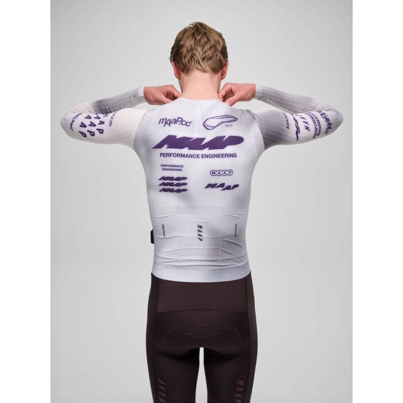Maillot Largo Maap Pro Aero LS Jersey en Lunar Grey, modelo, vista trasera o lateral #Color_Lunar Grey