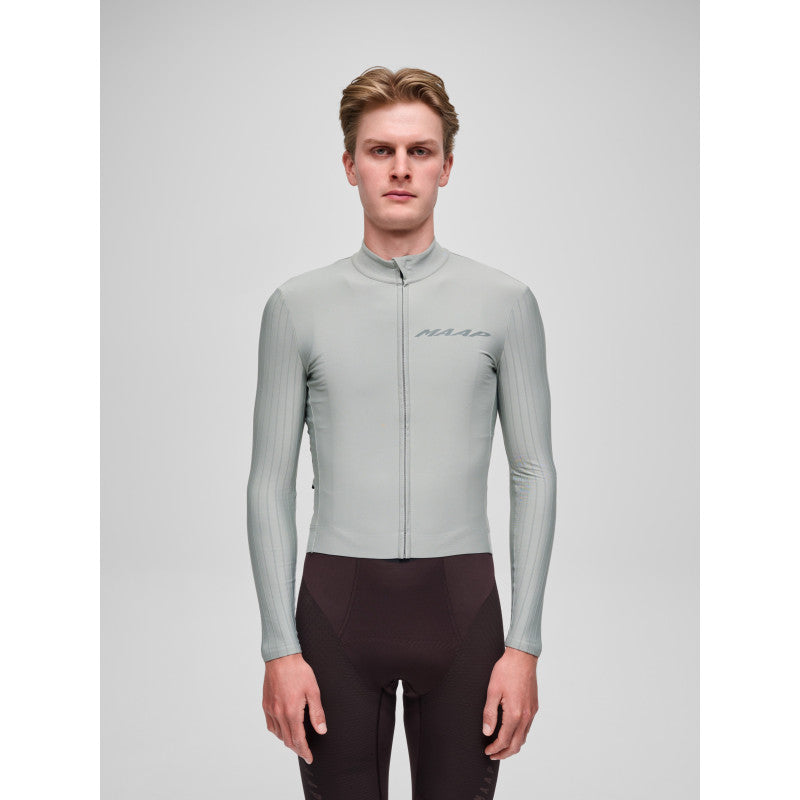 Maillot Largo Maap Pro Aero Thermal LS Jersey en Forest Fog, modelo, vista frontal #Color_Forest Fog