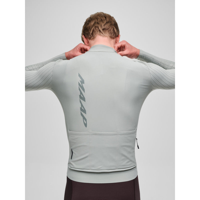 Maillot Largo Maap Pro Aero Thermal LS Jersey en Forest Fog, modelo, vista trasera o lateral #Color_Forest Fog