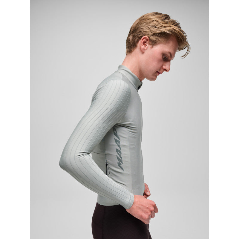Maillot Largo Maap Pro Aero Thermal LS Jersey en Forest Fog, modelo, vista trasera o lateral #Color_Forest Fog