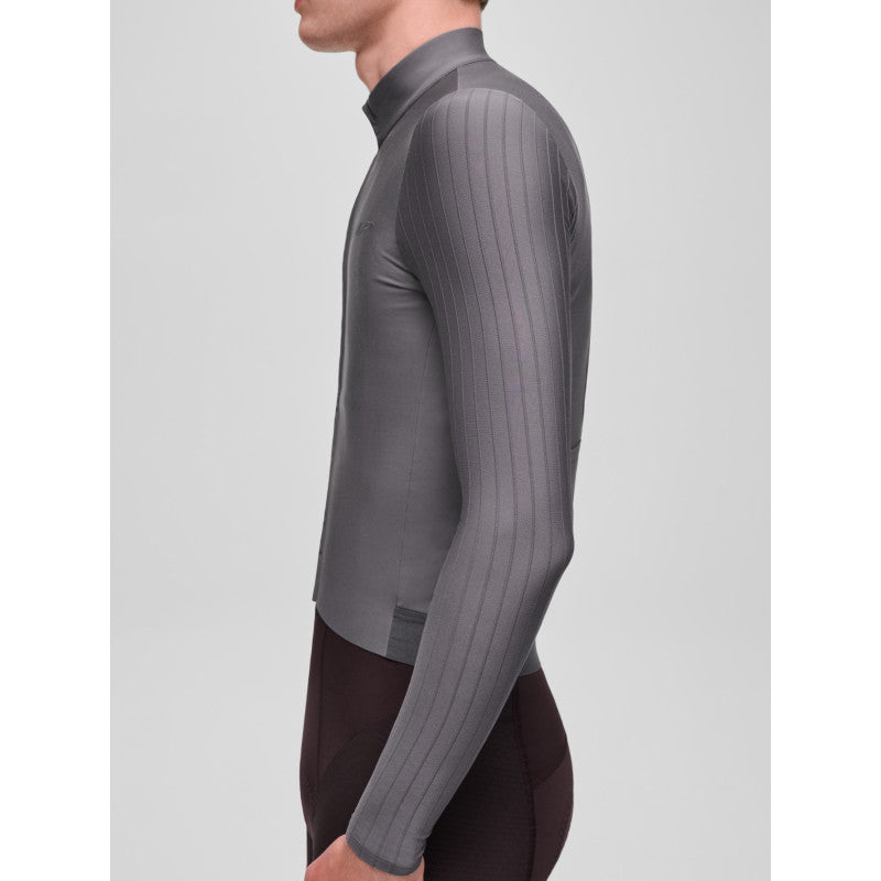 Maillot Largo Maap Pro Aero Thermal LS Jersey en Meteorite, modelo, vista trasera o lateral #Color_Meteorite