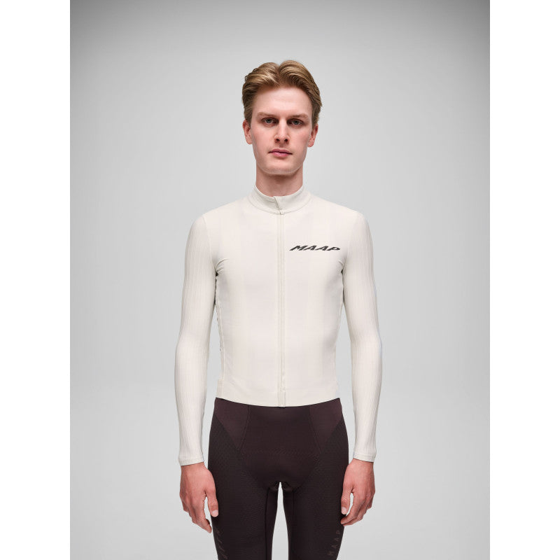 Maillot Largo Maap Pro Aero Thermal LS Jersey en Vapour, modelo, vista frontal #Color_Vapour