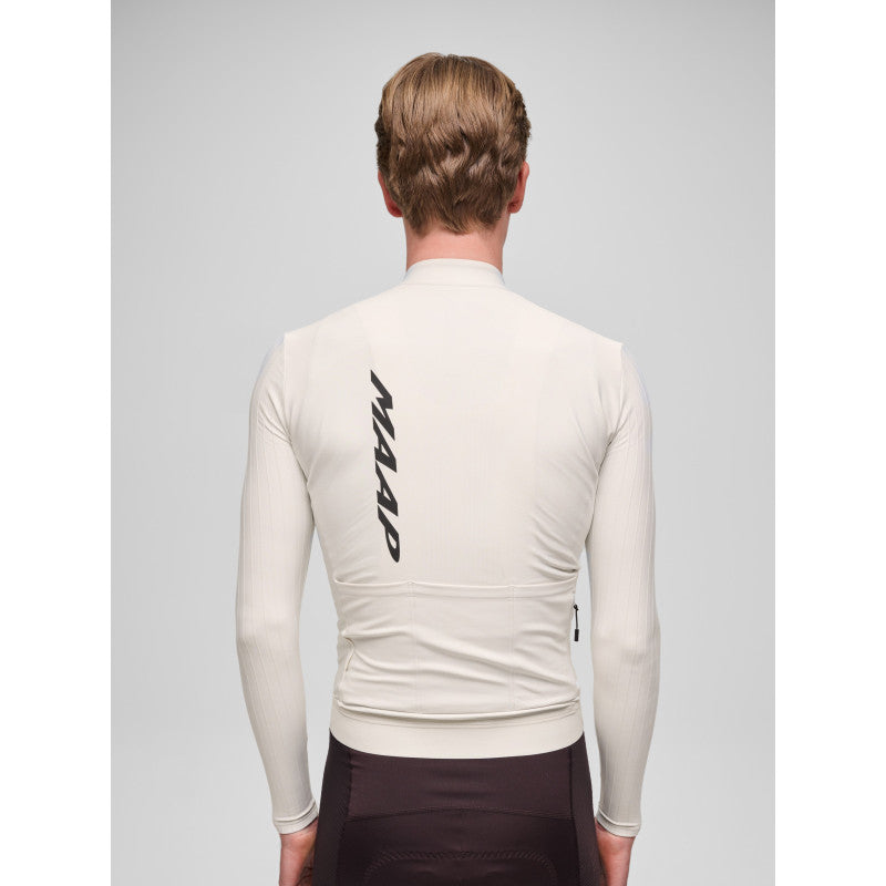Maillot Largo Maap Pro Aero Thermal LS Jersey en Vapour, modelo, vista trasera o lateral #Color_Vapour
