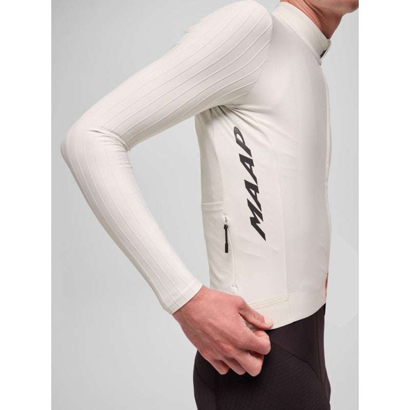Maillot Largo Maap Pro Aero Thermal LS Jersey en Vapour, modelo, vista trasera o lateral #Color_Vapour