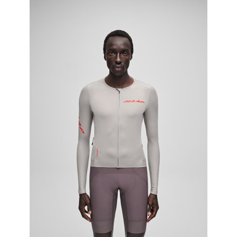 Maillot Largo Maap Pro Emerge LS Jersey en Crater, modelo, vista frontal #Color_Crater